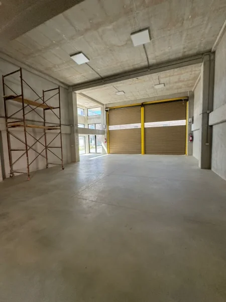 Tirane, jepet me qera magazine Kati 2, 360 m² 5.000 € (PRANE RRETHIT)