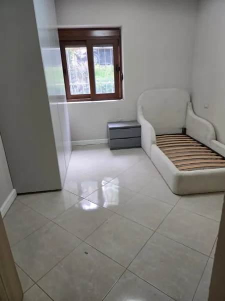 Tirane, jepet me qera apartament 1+1 Kati 1, 57 m² 550 € (Rruga Petro Nini Luarasi)