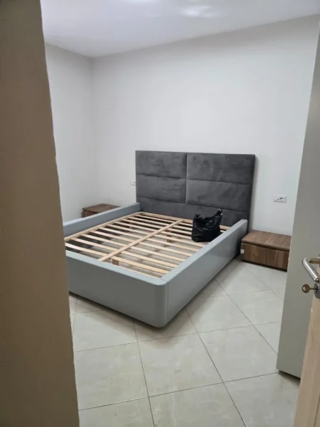 Tirane, jepet me qera apartament 1+1 Kati 1, 57 m² 550 € (Rruga Petro Nini Luarasi)