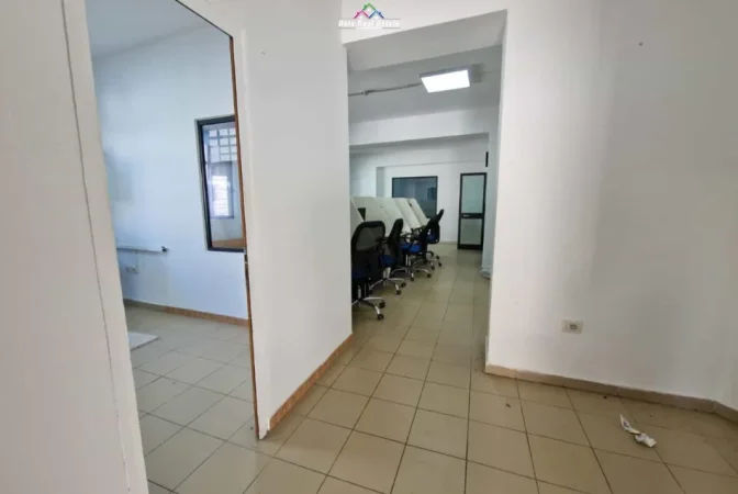 Tirane, jepet me qera zyre Kati 1, 140 m² 750 € (Sheshi Avni Rustemi)