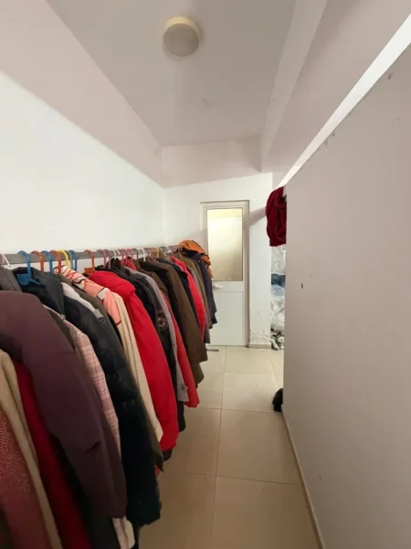 Durres, shes dyqan Kati 0, 65 m² 120.000 € (2 DYQANE trregu vogel industrial)