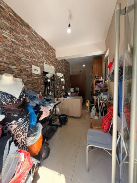 Durres, shes dyqan Kati 0, 65 m² 120.000 € (2 DYQANE trregu vogel industrial)