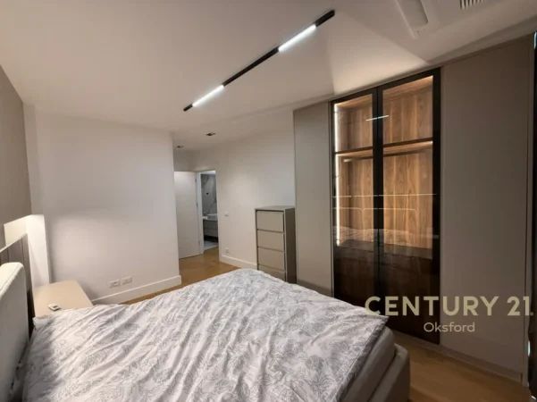 Tirane, jepet me qera apartament 2+1+Ballkon Kati 6, 117 m² 2.300 € (liqeni i tiranes lake view)