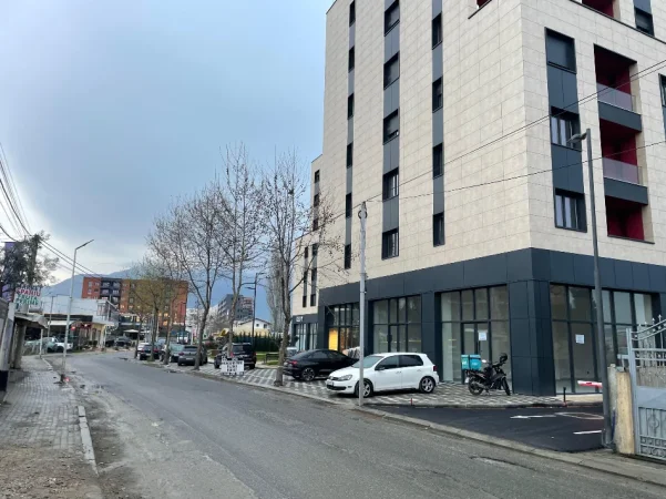 Tirane, jepet me qera ambjent biznesi Kati 0, 100 m² 750 € (Hallaçi Rezidenc,Paskuqan)