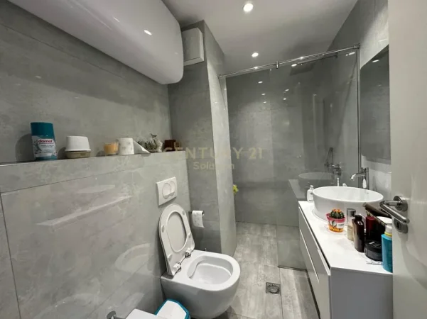 Tirane, jepet me qera apartament 2+1 Kati 4, 105 m² 700 € (liqeni i thate)