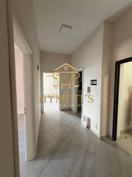 Durres, jepet me qera apartament 2+1 Kati 1, 500 € (Rruga Pavaresia, prane Portit)