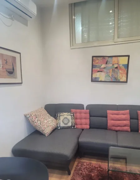 Tirane, jepet me qera apartament 1+1 Kati 1, 60 m² 600 € (QENDER 9 KATSHET)
