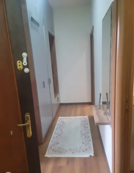 Tirane, jepet me qera apartament 1+1 Kati 1, 60 m² 600 € (QENDER 9 KATSHET)