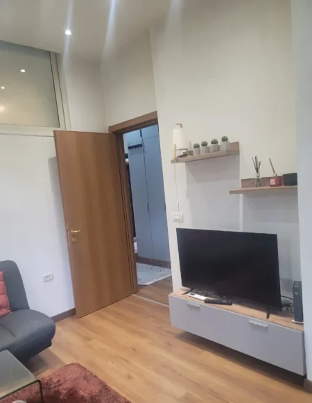 Tirane, jepet me qera apartament 1+1 Kati 1, 60 m² 600 € (QENDER 9 KATSHET)