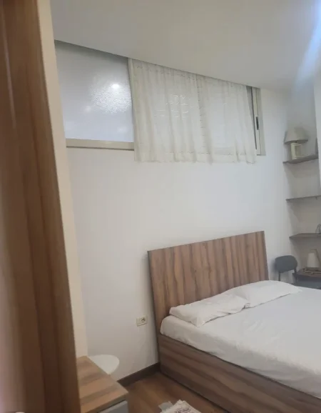 Tirane, jepet me qera apartament 1+1 Kati 1, 60 m² 600 € (QENDER 9 KATSHET)