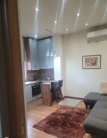 Tirane, jepet me qera apartament 1+1 Kati 1, 60 m² 600 € (QENDER 9 KATSHET)