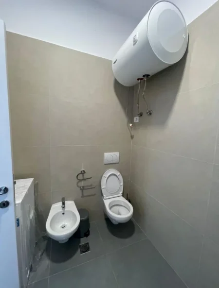 Tirane, jepet me qera apartament 1+1 Kati 2, 65 m² 400 € (Fresku)