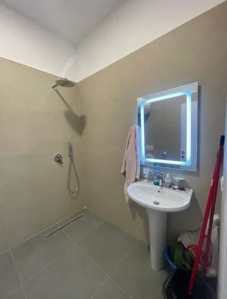 Tirane, jepet me qera apartament 1+1 Kati 2, 65 m² 400 € (Fresku)