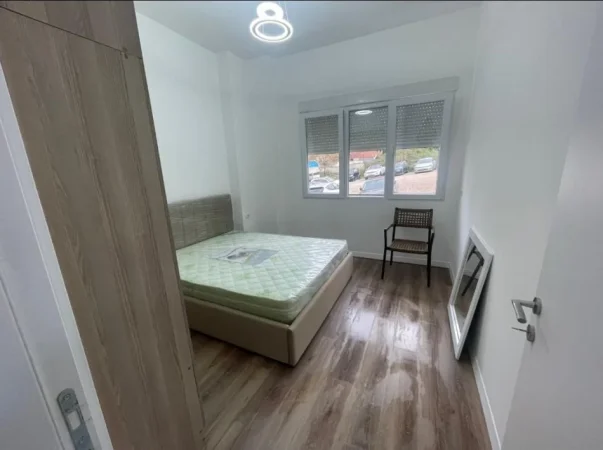 Tirane, jepet me qera apartament 1+1 Kati 2, 65 m² 400 € (Fresku)