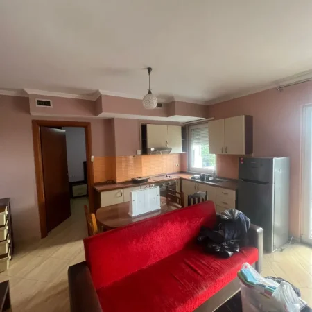 Tirane, jepet me qera apartament 1+1+Ballkon Kati 2, 60 m² 450 € (RRUGA E DIBRES PRANE FAKULTETIT TE MJEKSISE)