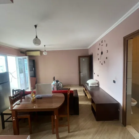 Tirane, jepet me qera apartament 1+1+Ballkon Kati 2, 60 m² 450 € (RRUGA E DIBRES PRANE FAKULTETIT TE MJEKSISE)