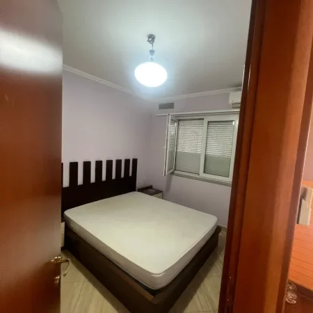 Tirane, jepet me qera apartament 1+1+Ballkon Kati 2, 60 m² 450 € (RRUGA E DIBRES PRANE FAKULTETIT TE MJEKSISE)