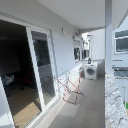 Tirane, jepet me qera apartament 1+1+Ballkon Kati 2, 60 m² 450 € (RRUGA E DIBRES PRANE FAKULTETIT TE MJEKSISE)