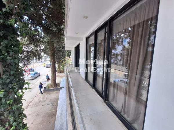Tirane, jepet me qera ambjent biznesi Kati 0, (Fresk)