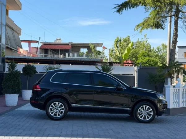 Fier, shes makine VW TOUAREG-3.0 DIESEL TDI-PANORAMA-XHAMA TE ZINJ LETRAT SAPO PAGUARA Nafte, e zeze Klima 285.999 km 8.999 €