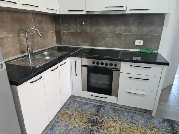 Tirane, jepet me qera apartament 2+1 , 85 m² 700 € (Ish Fusha e Aviacioni)