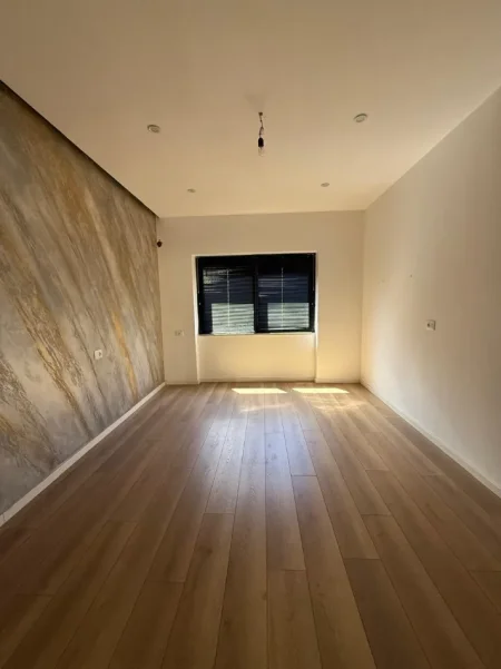 Tirane, jepet me qera ambjent biznesi Kati 3, 72 m² 1.000 € (ish blloku)