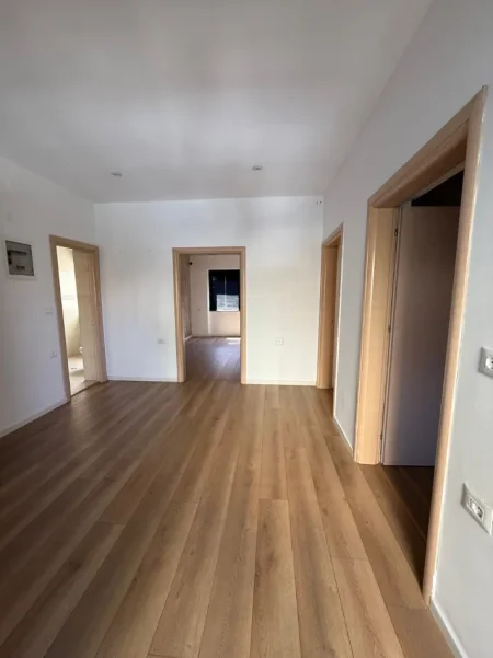 Tirane, jepet me qera zyre Kati 3, 72 m² 1.000 € (ish blloku)