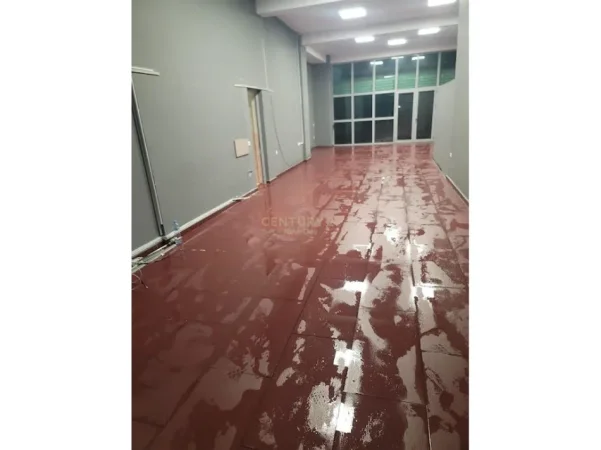 Tirane, shitet ambjent biznesi Kati 0, 110 m² 315.000 € (yzberisht)