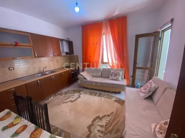 Tirane, jepet me qera apartament 1+1 Kati 2, 80 m² 350 € (porcelan)