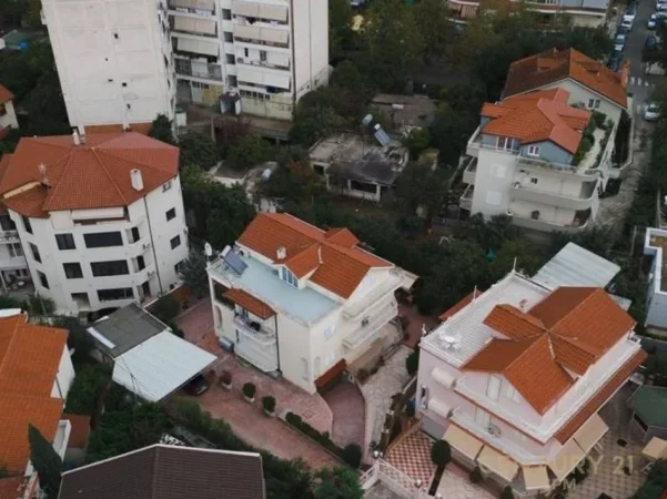 Tirane, jepet me qera Vile , 700 m² 5.000 € 