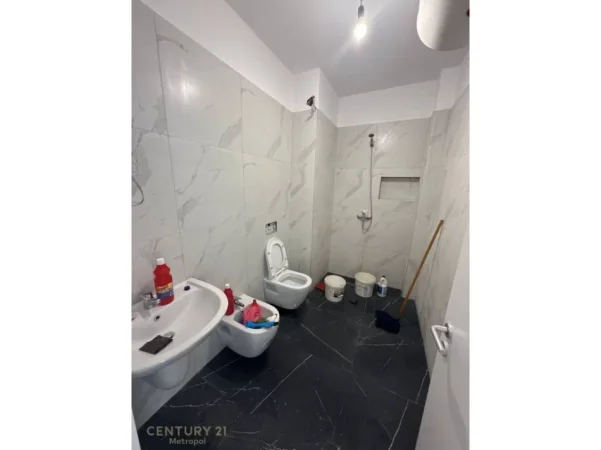 Tirane, jepet me qera apartament 1+1 Kati 5, 70 m² 600 € (laprake)
