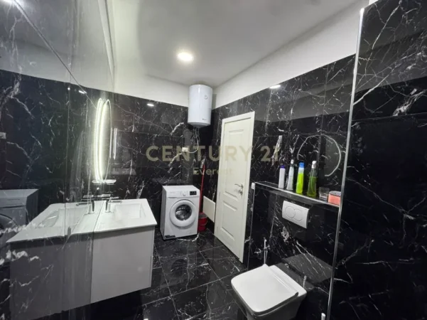 Tirane, jepet me qera apartament 1+1 Kati 9, 87 m² 900 € (selvia)