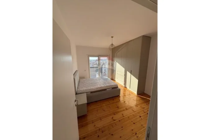 Tirane, jepet me qera apartament , 178 m² 800 € 