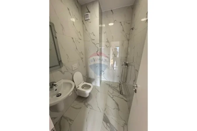 Tirane, jepet me qera apartament , 178 m² 800 € 