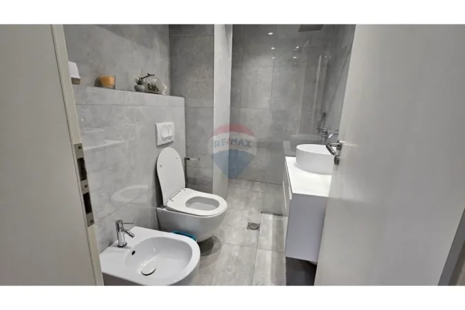 Tirane, jepet me qera , 100 m² 700 € 