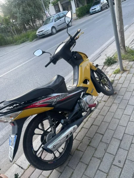 Tirane, shitet Motorr Benzin, e verdhë manuale Klima 34.000 km 62.000 €