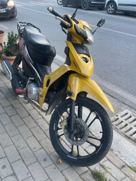 Tirane, shitet Motorr Benzin, e verdhë manuale Klima 34.000 km 62.000 €