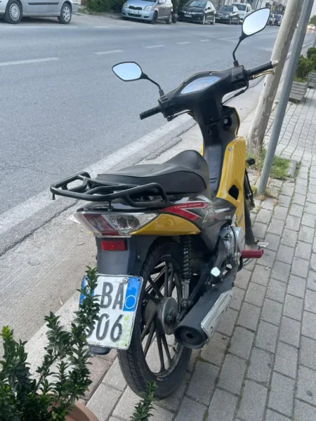 Tirane, shitet Motorr Benzin, e verdhë manuale Klima 34.000 km 62.000 €