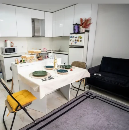 Tirane, jepet me qera apartament 1+1 Kati 3, 60 m² 600 € (21 DHJETORI)
