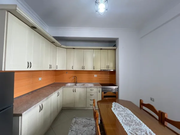 🏡Jepet me Qera Apartament 2+1 Ne Astir,  Qeraja qe keni kerkuar per 4 ose 5 persona, shtepi e paster me ndricim  420 Euro