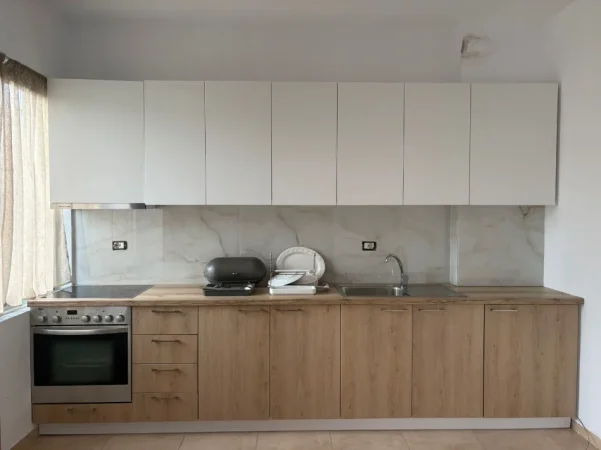 Tirane, jepet me qera apartament 2+1 Kati 2, 95 m² 700 € (Rruga Elbasanit, tek Pallati Brigadave)