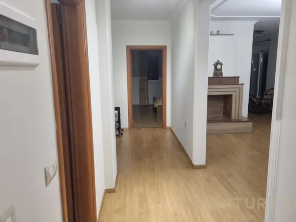 Tirane, jepet me qera apartament 1+1+Aneks+Ballkon Kati 8, 100 m² 750 € (Garda)