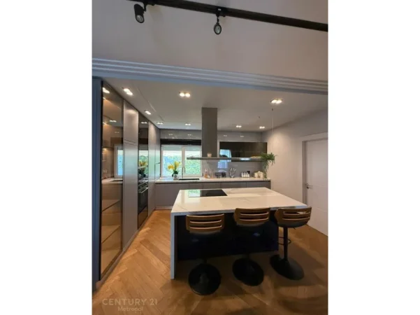 Tirane, jepet me qera apartament 2+1+Aneks+Ballkon Kati 5, 120 m² 2.000 € 