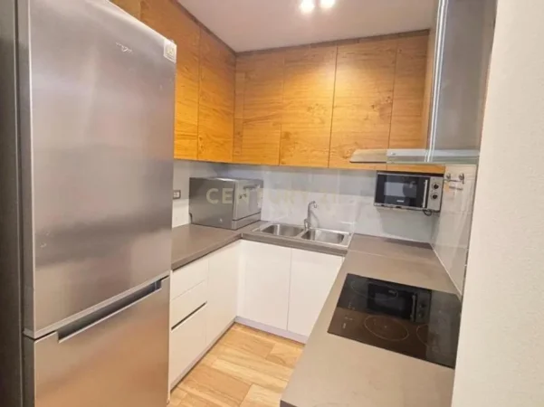 Tirane, jepet me qera apartament 3+1+Aneks+Ballkon Kati 4, 100 m² 890 € (Shkolla e Kuqe)