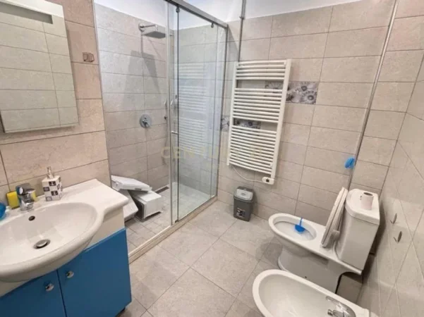 Tirane, jepet me qera apartament 3+1+Aneks+Ballkon Kati 4, 100 m² 890 € (Shkolla e Kuqe)