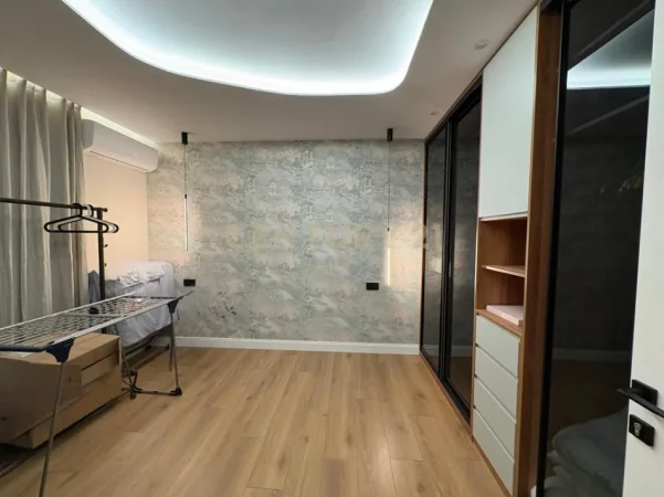 Tirane, jepet me qera apartament 2+1+Aneks+Ballkon Kati 4, 110 m² 1.200 € (Shallvaret)