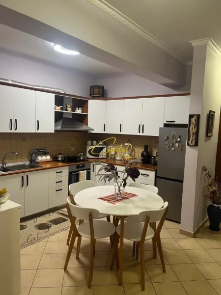 Tirane, jepet me qera apartament 2+1 Kati 5, 110 m² 750 € (RRUGA E KAVAJES)