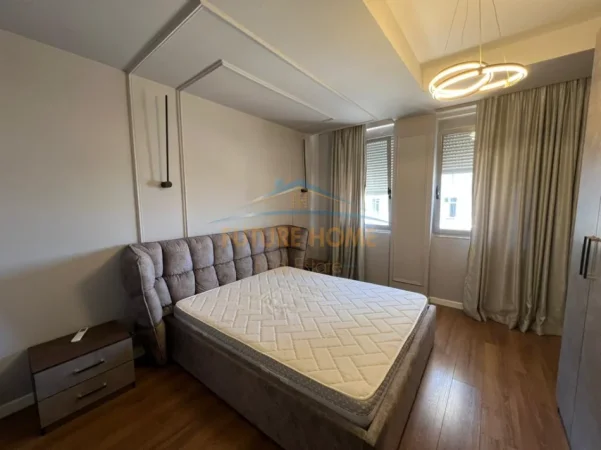 Tirane, jepet me qera apartament 2+1+Ballkon Kati 8, 99 m² 850 € (Rruga e Kavajes)