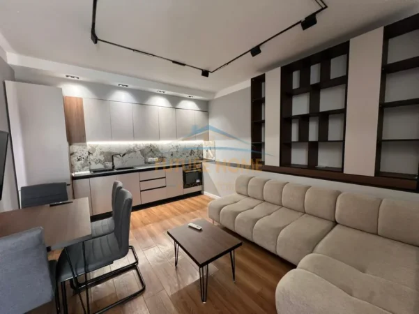 Tirane, jepet me qera apartament 2+1+Ballkon Kati 8, 99 m² 850 € (Rruga e Kavajes)
