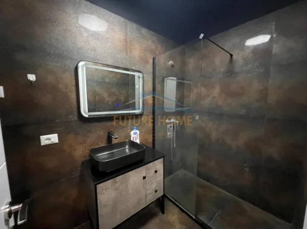 Tirane, jepet me qera apartament 2+1+Ballkon Kati 8, 99 m² 850 € (Rruga e Kavajes)